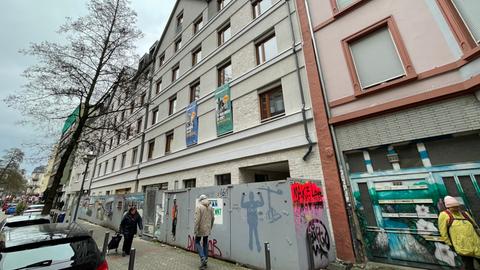 Neues Wohnhaus mit Kita an der Berger Straße in Frankfurt, cremefarbene Fassade, Bauzaun davor