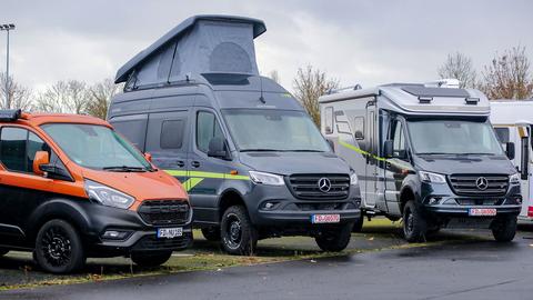 Drei Wohnmobile stehen nebeneinander auf dem Messegelände in Fulda