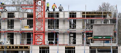 Arbeiter auf einer Baustelle für Wohnungen 