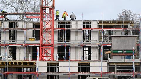 Arbeiter auf einer Baustelle für Wohnungen 