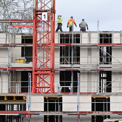 Arbeiter auf einer Baustelle für Wohnungen 