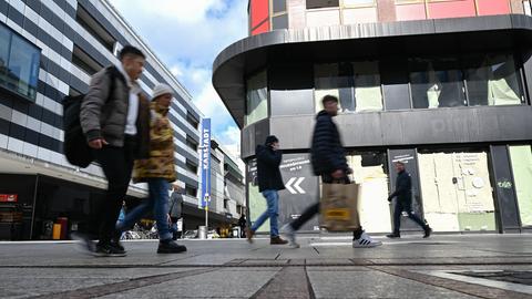 Passanten auf der Frankfurter Einkaufsmeile Zeil - im Hintergrund eine Filiale der Galeria Karstadt Kaufhof 