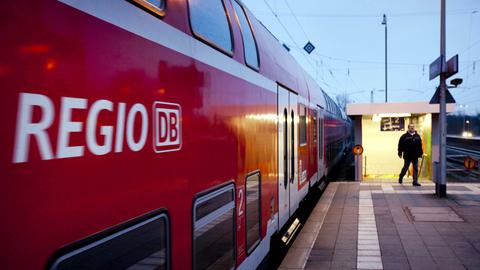 Nahverkehrszug am Bahnhof von Nidderau 