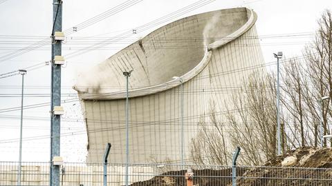 Einer der vier Kühltürme des stillgelegten Atomkraftwerkes Biblis fällt beim Abriss in sich zusammen.