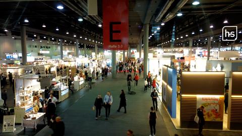 Menschen laufen zwischen Ständen auf der Buchmesse